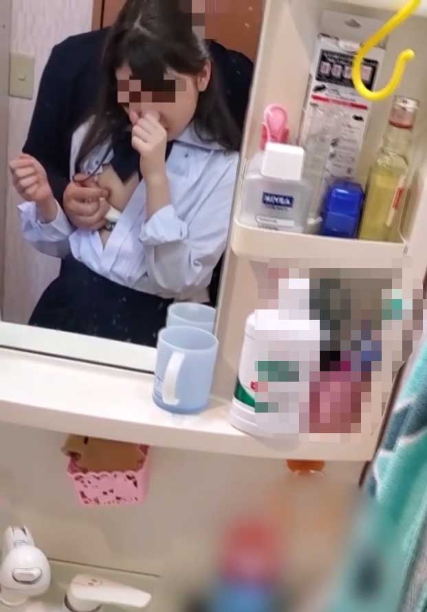 限定秘蔵映像【個撮】お嬢様女子校③彼女の家で親御さんに隠れてハメ撮り