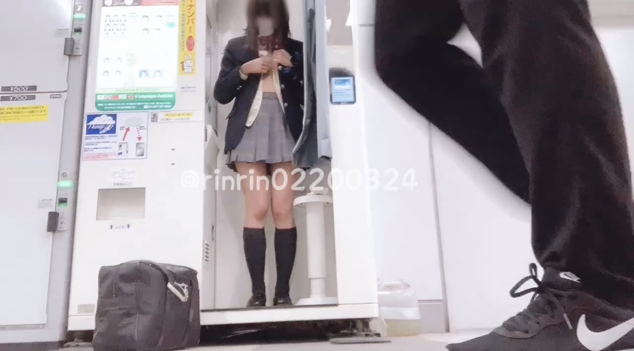 【りなの自撮りです】駅構内にあった証明写真の中でマスクパンツから普通のパンツに履き替えて露出していたら、男の人が目の前通ってヒヤリ…行ったかと思ってまたしてたら引き返してきてパニックでした…