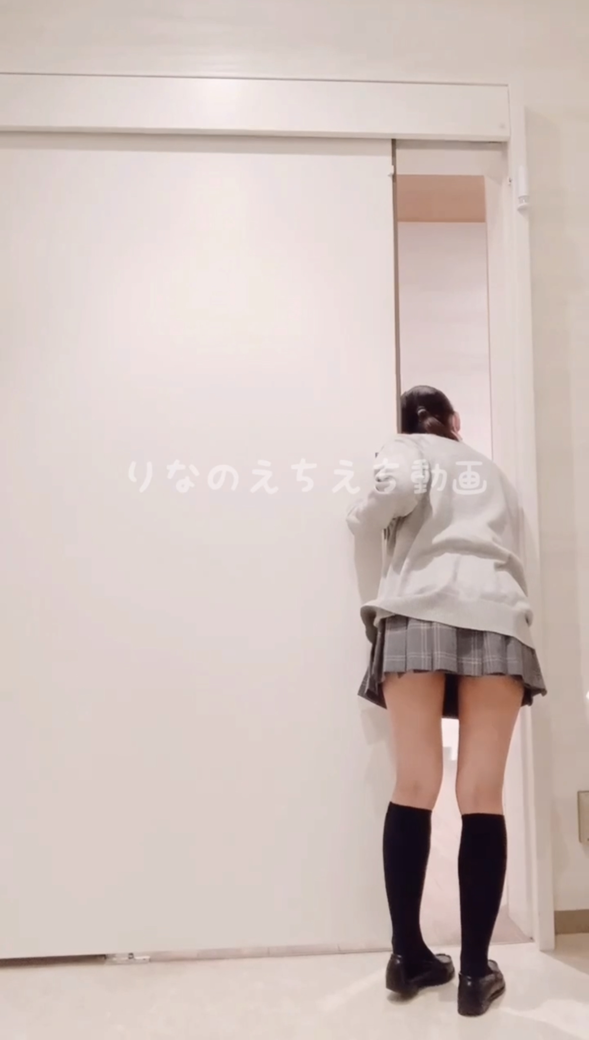 【K＠18歳りなのえちな自撮り】ショッピングモールのトイレで制服でパンツはエッチな下着、おもちゃでオナニーして最後は扉開けながらしてたら人が来て慌てて扉閉めました…