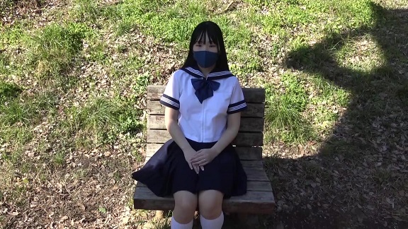 お嬢セーラー服でおじさんと羞恥露出散歩