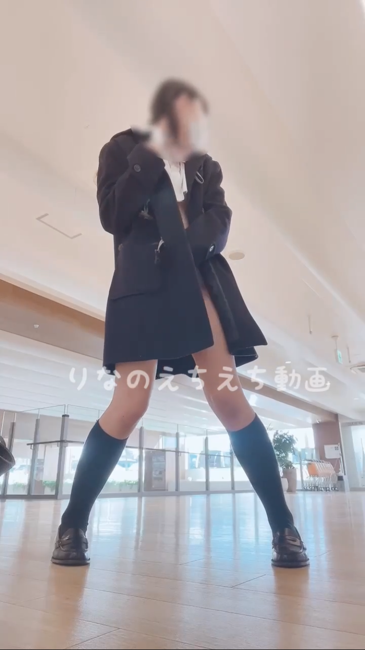 【K＠18歳りなのえちな自撮り】制服にコートを着た見た目普通な子、けどコートガバーってしたらシャツが切ってあって胸から下がスッポンポン！！そんな変態な格好でデパートでオナニーしてたら最後人が来て…