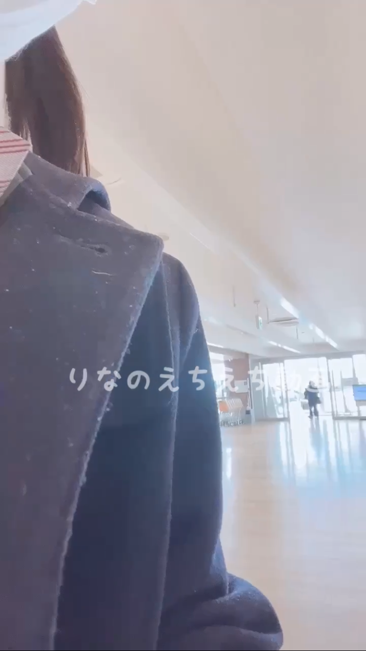 【K＠18歳りなのえちな自撮り】制服にコートを着た見た目普通な子、けどコートガバーってしたらシャツが切ってあって胸から下がスッポンポン！！そんな変態な格好でデパートでオナニーしてたら最後人が来て…