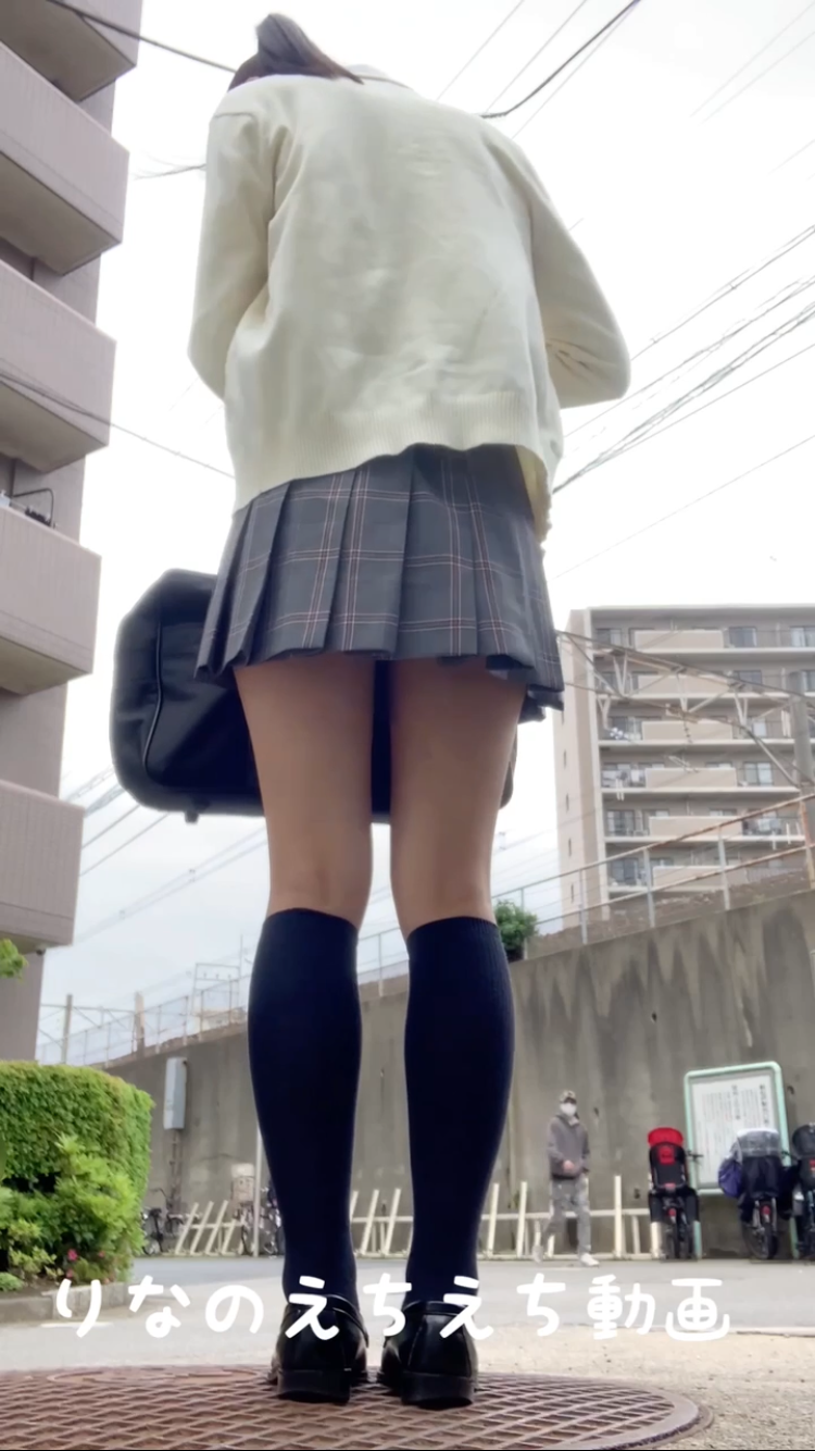 【K＠18歳りなのえちな自撮り】ノーパンで人通りのある道路の脇に立ってスカートまくって、生のお尻丸出しにして立ってみました…最後我慢できなくてその場でオナニーしたらピチャピチャの音がヤバすぎで…