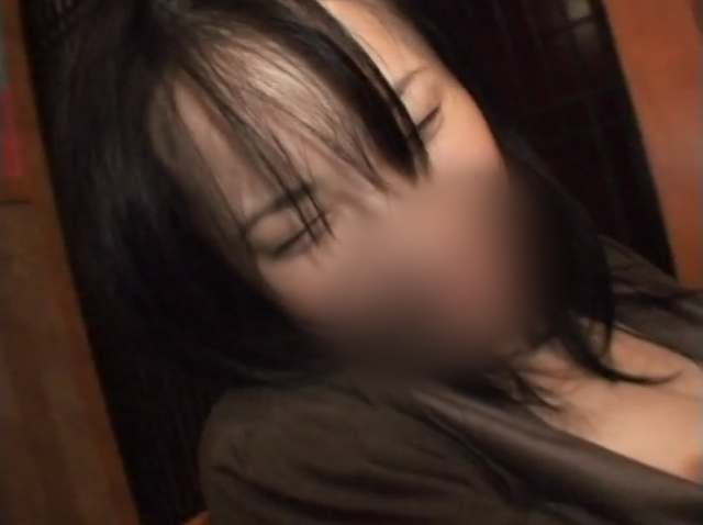 【素人】ほろ酔い状態の奥様。淫乱ボディを触ると超感じてイキまくっちゃってました。