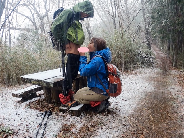 デカ尻美人のセフレに誘われ登山…雪の降る山という非現実シチュで青カン！温かい口マンコにホットザーメン注入しごっくんシてもらった