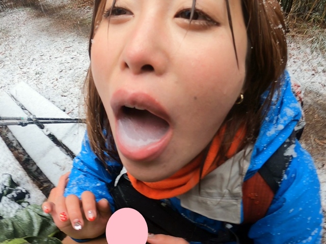 デカ尻美人のセフレに誘われ登山…雪の降る山という非現実シチュで青カン！温かい口マンコにホットザーメン注入しごっくんシてもらった