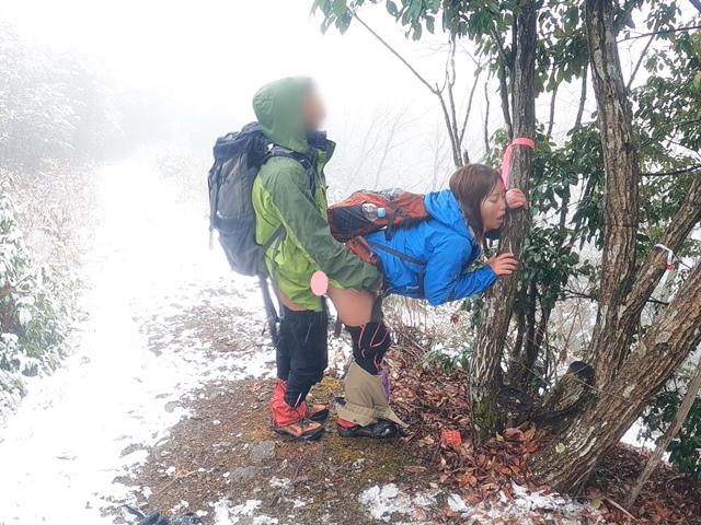 デカ尻美人のセフレに誘われ登山…雪の降る山という非現実シチュで青カン！温かい口マンコにホットザーメン注入しごっくんシてもらった