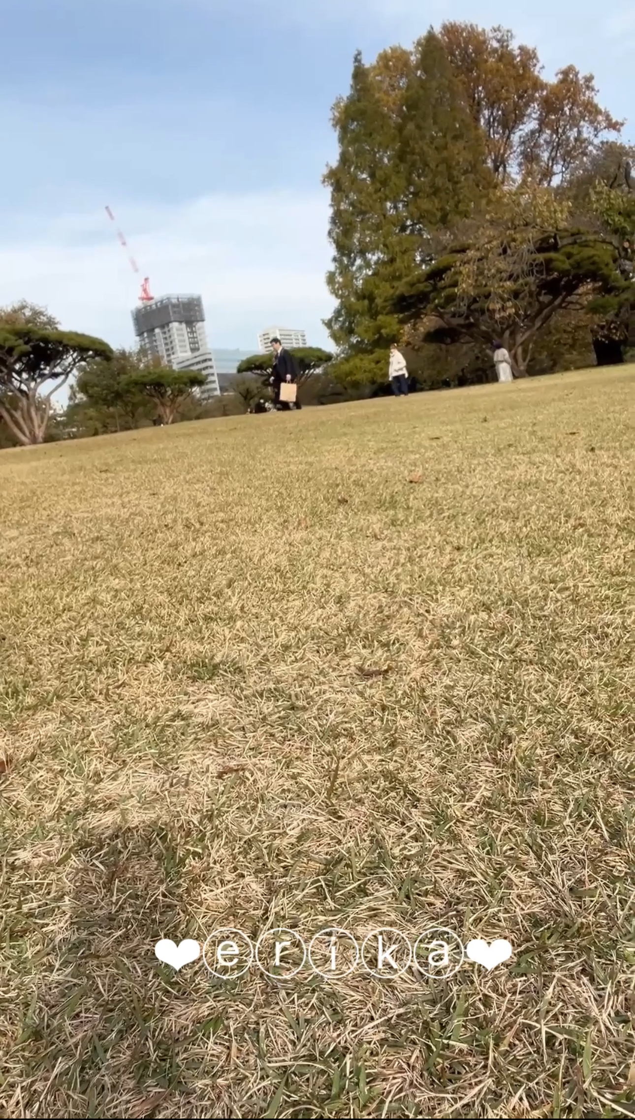 【18歳Gカップえりかの自撮り】☆彡たくさん人がいる公園でレジャーシートに体育座り、実はノーパンで、吸うおもちゃのスイッチがが入ってて、人がいる方に向かって足広げてオナニーしました、、、！！