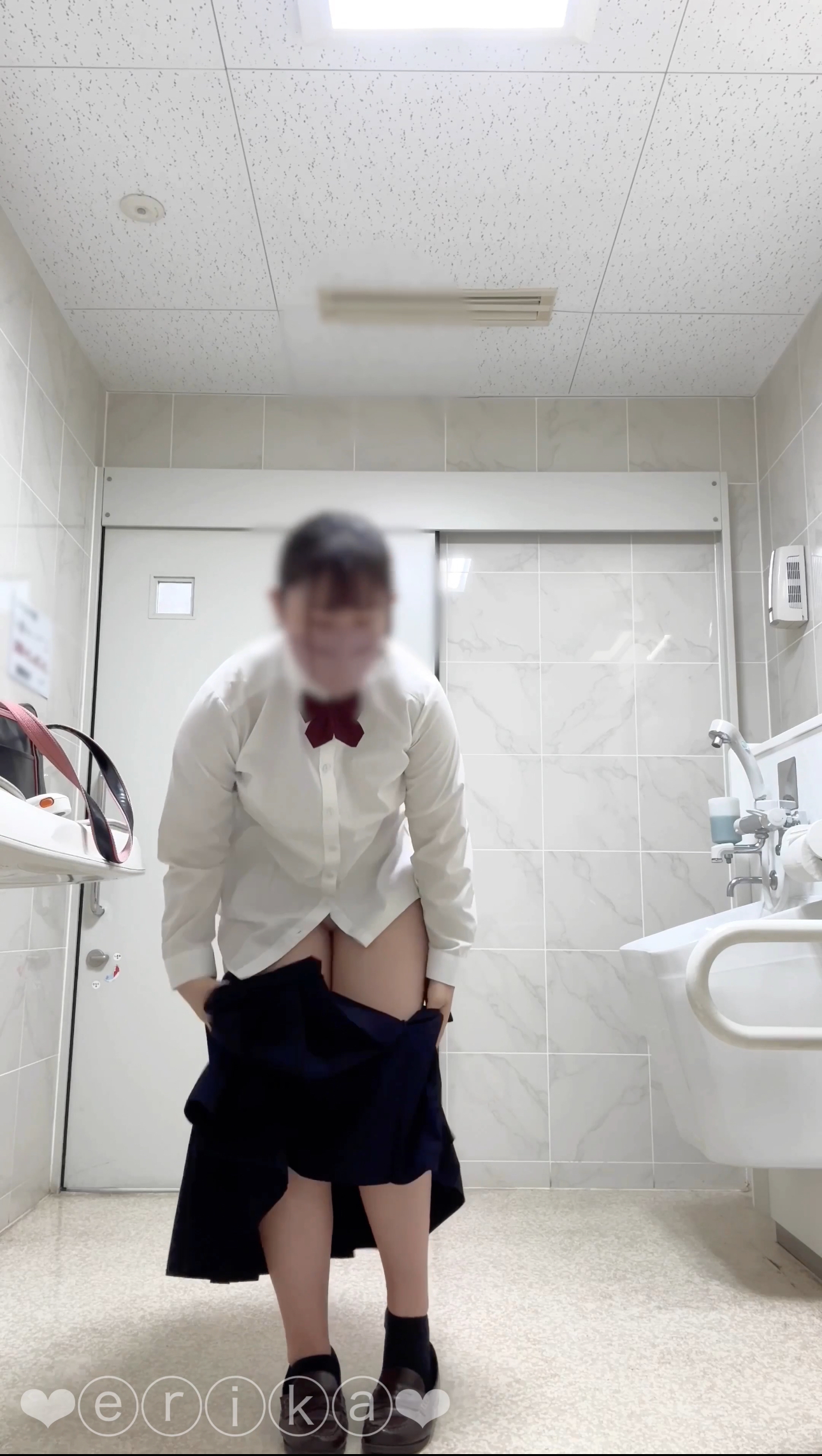 【18歳Gカップえりかの自撮り】☆彡家電量販店のトイレで制服を全部脱いで全裸になってディルドオナニーしました、本気汁まみれのおまんこアップもあります！！床にたれちゃた、、