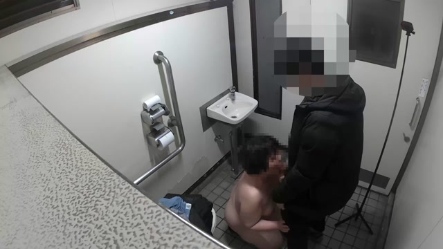 【野外】【デブ】深夜の多目的トイレで公衆便所立ちバックな姫はじめ【露出】【肉便器】