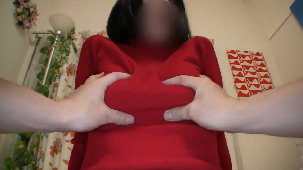 【素人】清楚で大人しい巨乳ニット女子。カメラの前で照れながらもおっぱい揉まれて感じまくりです。