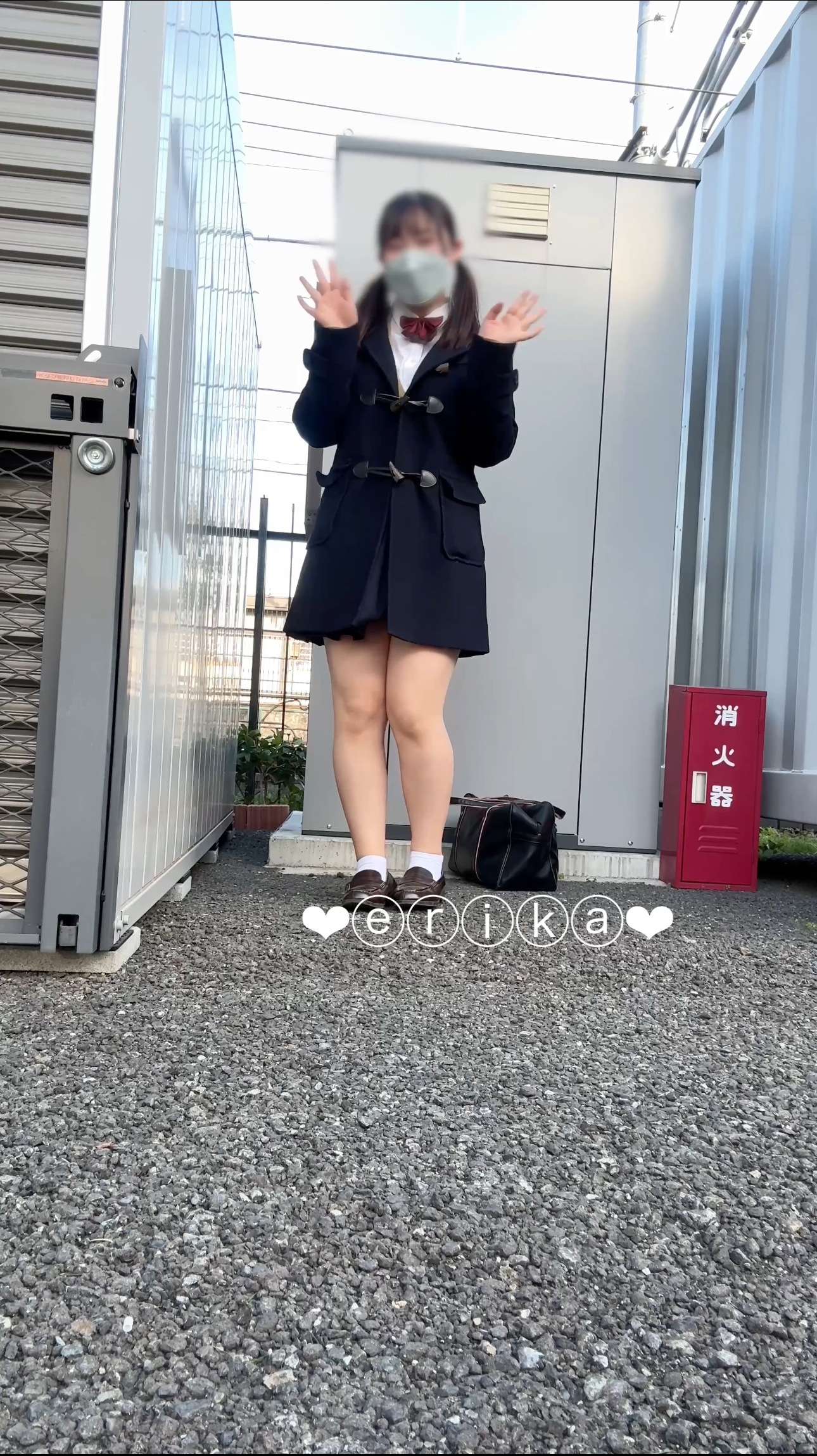 【18歳Gカップえりかの自撮り】☆彡 車通りが多いコンテナのくぼみのとこでおっぱいとあそこ丸出しにしてディルドオナニーしました！本気汁が何滴も飛び散るところも確認出来てエッチな露出オナニーです…///