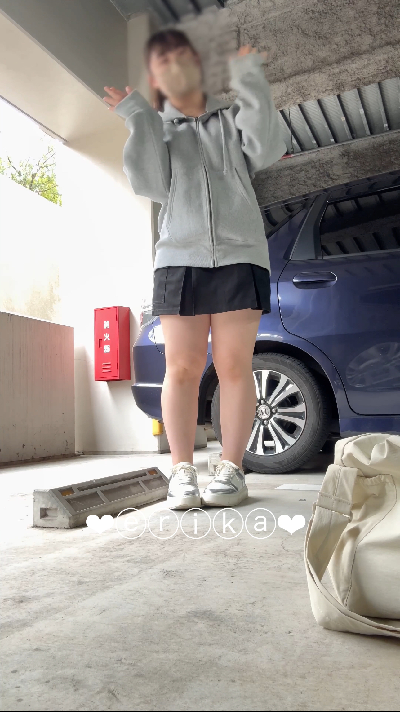 【18歳Gカップえりかの自撮り】☆彡 家電量販店の駐車場で全裸オナニーしてたら急に人が来て、服も取りに行けず車の陰に隠れるという大ハプニング！！それに負けずに最後はちゃんと逝っちゃった…///