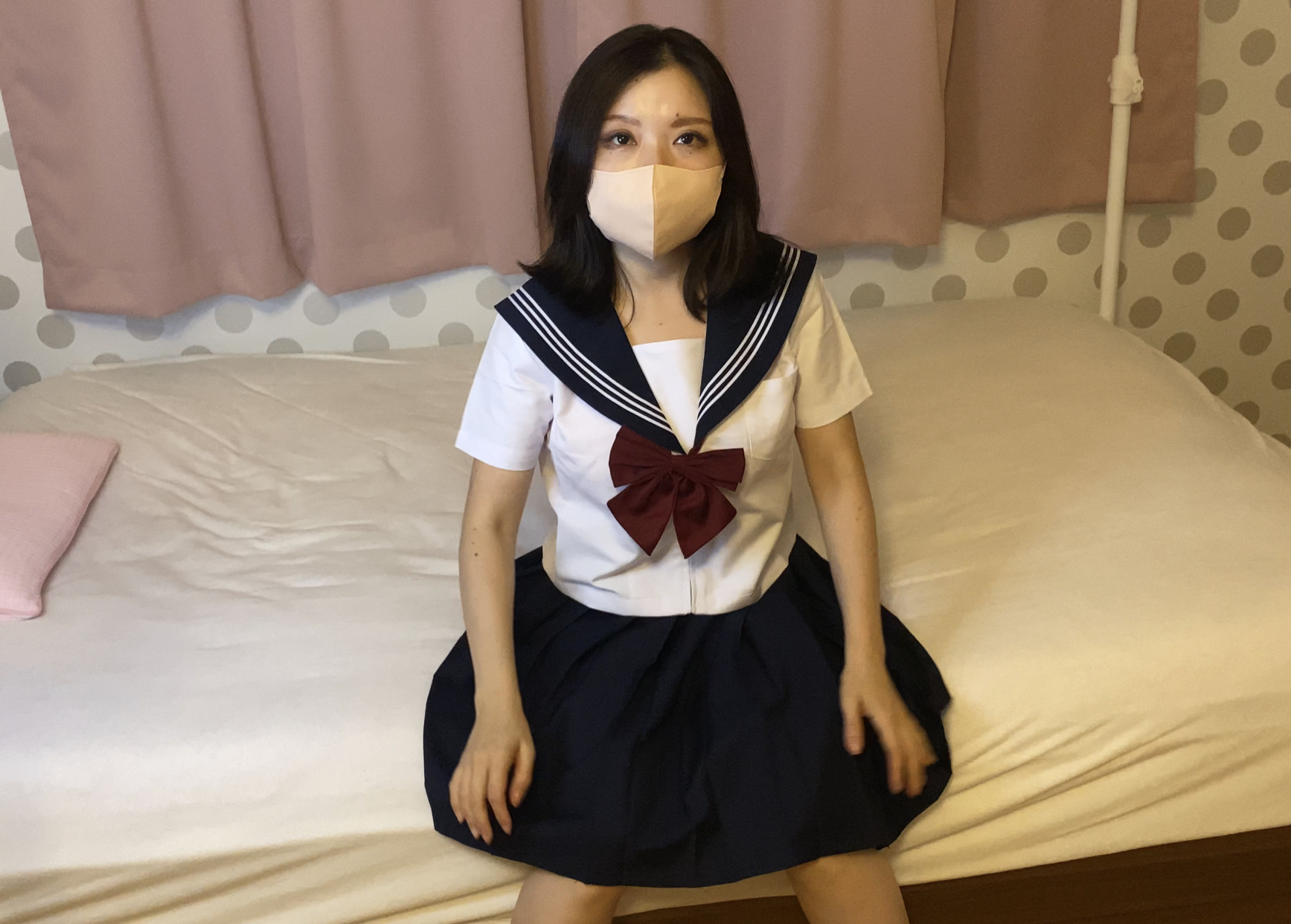 【引退作品】制服コスプレした人妻さんをハメ撮りＳＥＸ！着衣でも巨乳がハッキリ！下着が超エロくもっこり！！