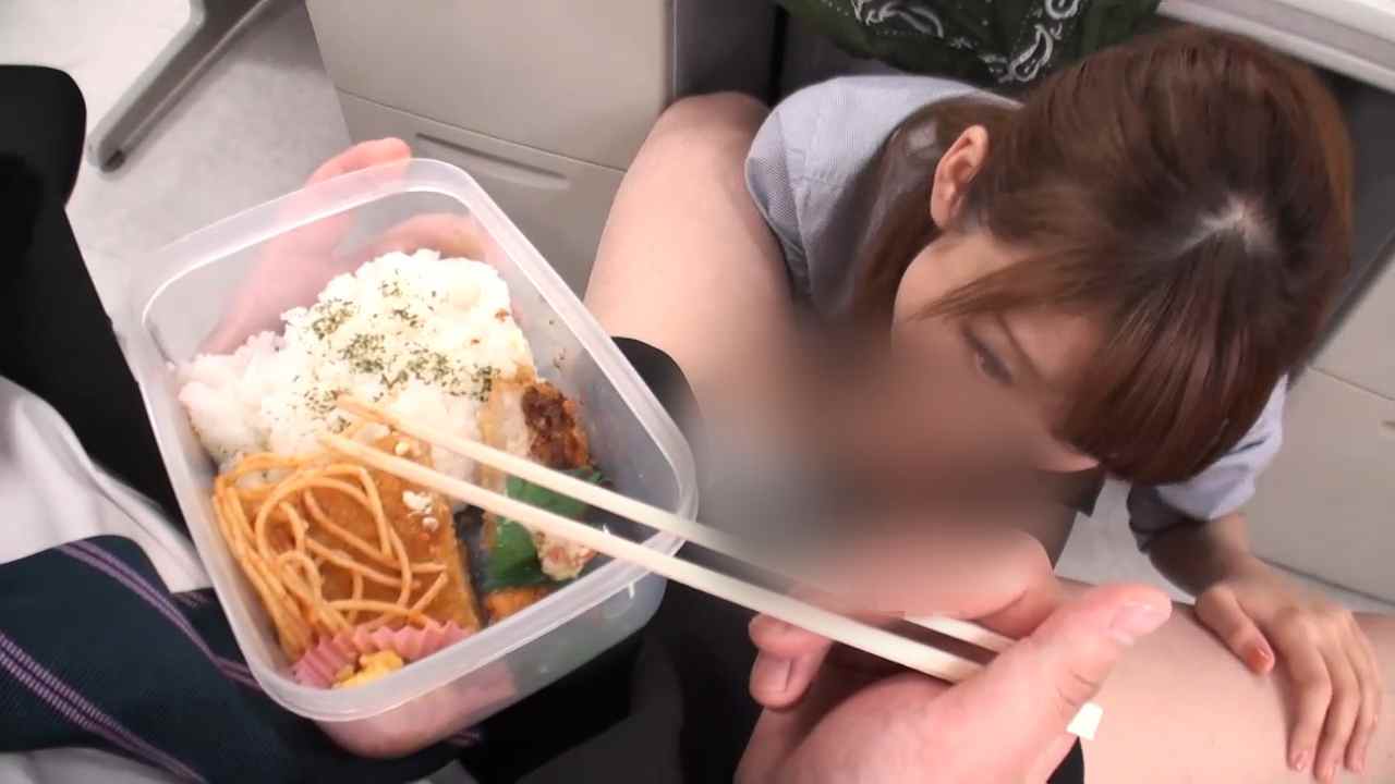 【素人】スタイル抜群の美人OL。食事中にデスクの下からやってきて、オチンポ痴女責めされザーメン搾り取られました。