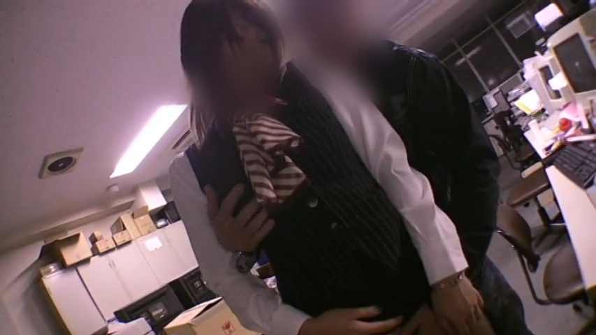 【素人】ムチ感ボディの巨乳デカ尻OL。会社に内緒でこっそりオフィスSEX。アへ顔晒してイキ乱れちゃってます。