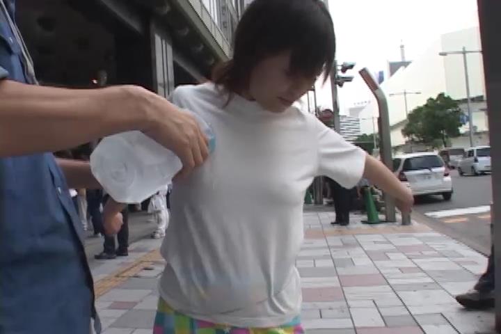 【街中露出】＜**○生（18）＞超危険！濡れTシャツで乳首スケスケ！人混みを恥ずかしそうに歩く姿が超ヤバイ！「さすがにヤリ過ぎでした」