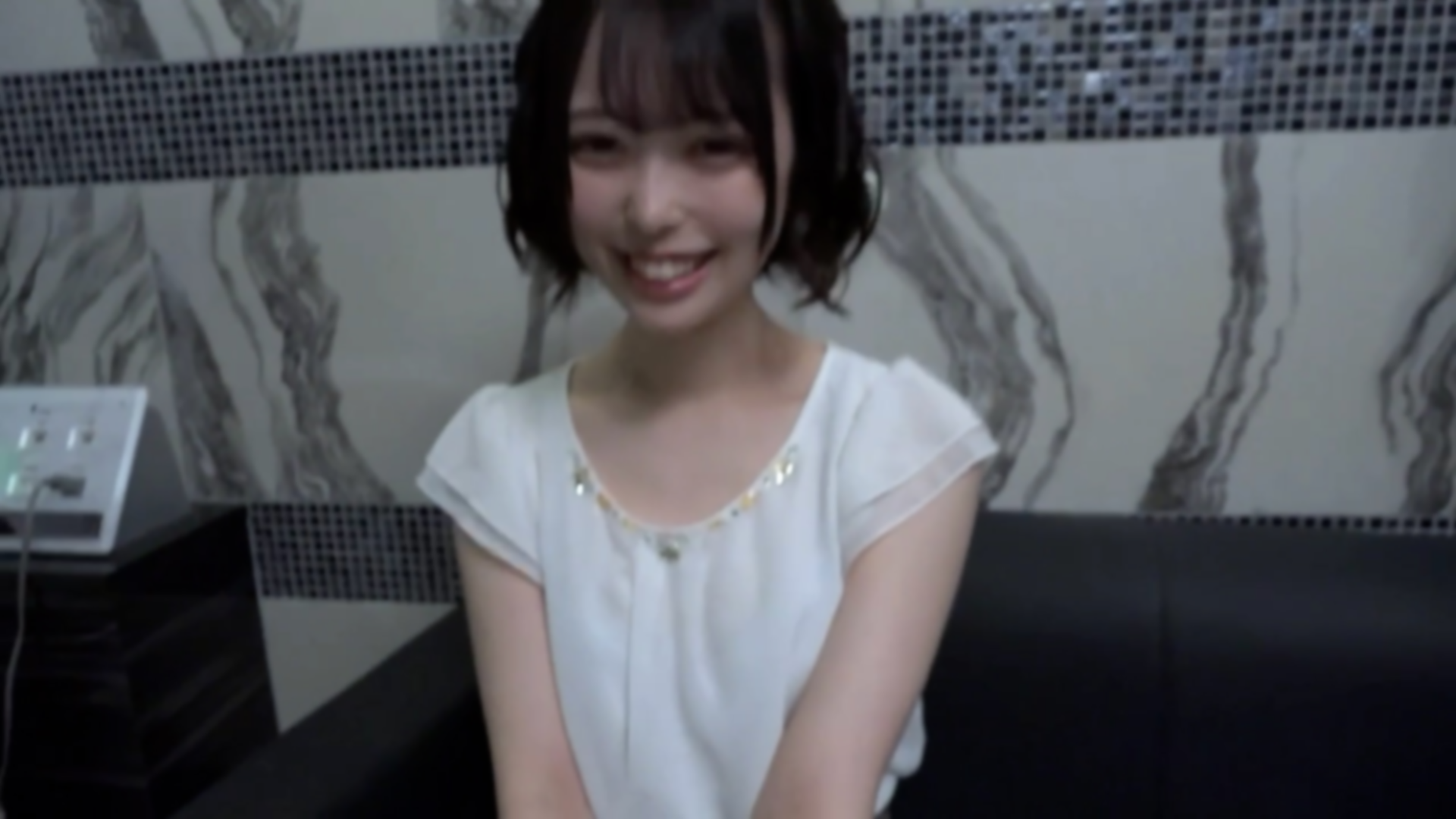 アイドルセンター3年生18歳。誰も触れたことが無い純白の体に中出しした動画。