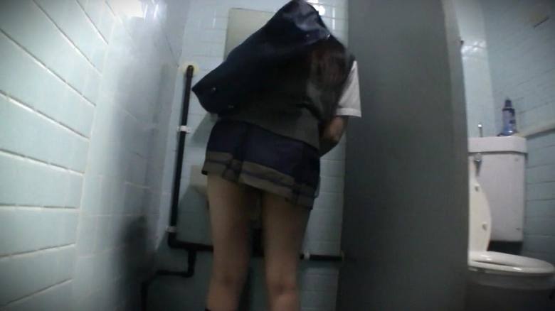 秋●原公衆トイレ撮影　スレンダー体型18歳にイマラチオ　8000円で掴んだ至高の贅沢