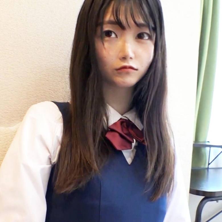 小顔美人なのに「尻が異様にデカい」18歳にゴム外して生中出し。人生初種付けを収めた原版映像。【特典】