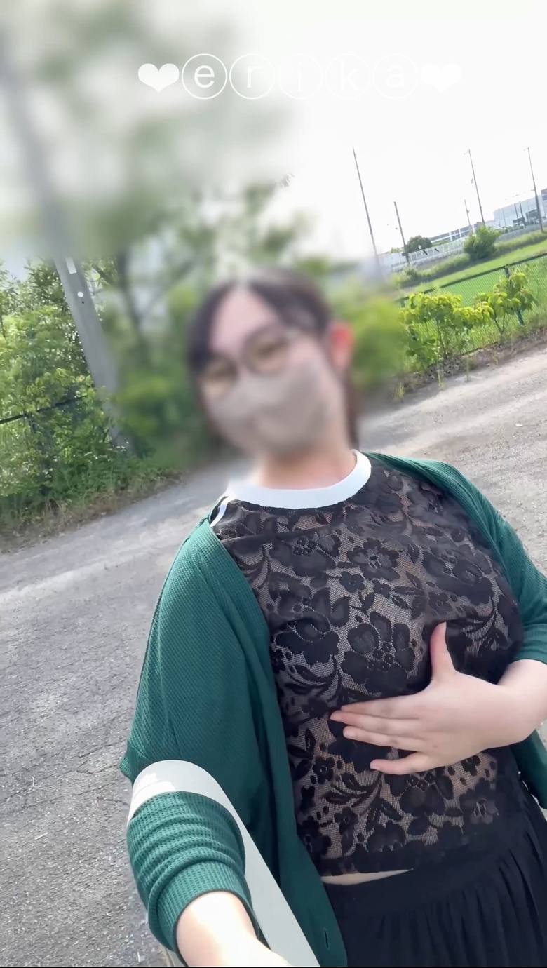 【18歳Gカップえりかの自撮り】☆彡 普通の道路なのに人が来なそうだったので全裸なってディルドオナニー！！最後逝った直後に車のロック解除の音が聞こえてパニックになって走って隠れました…///