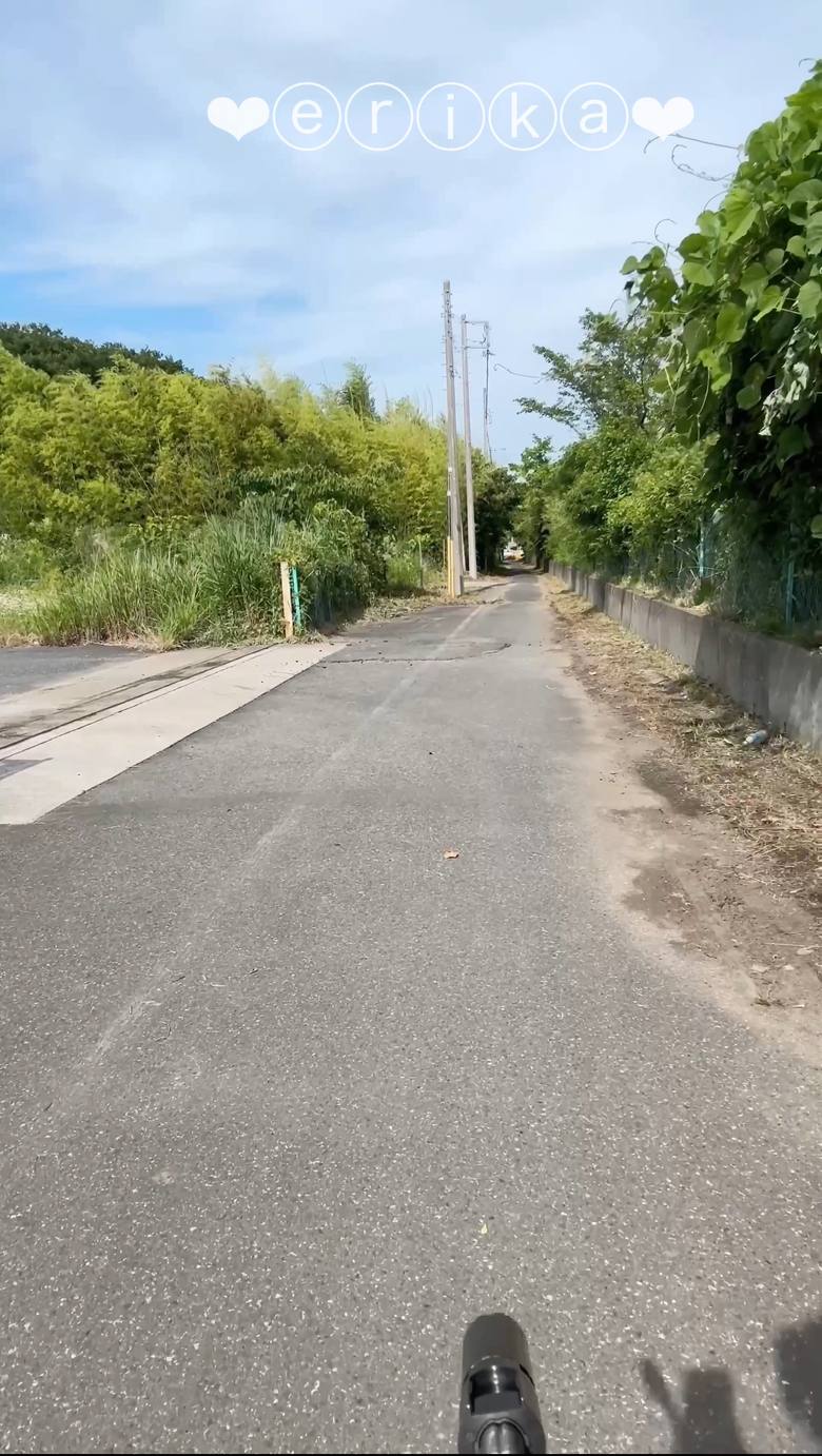 【18歳Gカップえりかの自撮り】☆彡 普通の道路なのに人が来なそうだったので全裸なってディルドオナニー！！最後逝った直後に車のロック解除の音が聞こえてパニックになって走って隠れました…///